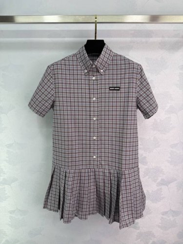 miu 25Ss春夏新款，Logo徽标刺绣百褶衬衫裙，学院风格纹设计，超级适合夏天！这款连衣裙是短袖衬衫裙，舒适透气。独特百褶裙摆，加上胸口立体Logo，时尚感