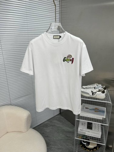 gucci古奇 2025Ss春夏高品质情侣款短袖T恤，甄选高克重纯棉面料，工艺品级别，辅料顶真，车线做工符合精品要求，超级好搭配，落肩款，品质及剪裁设计都堪称一