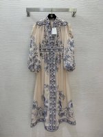 款号G25042645 Zimmerma*N兹默曼澳洲品牌 高端定制棉麻混纺面料、凤凰鸟花朵印花单排扣开襟小立领收腰显瘦长款灯笼袖连衣裙！1.2.3.4 Sml