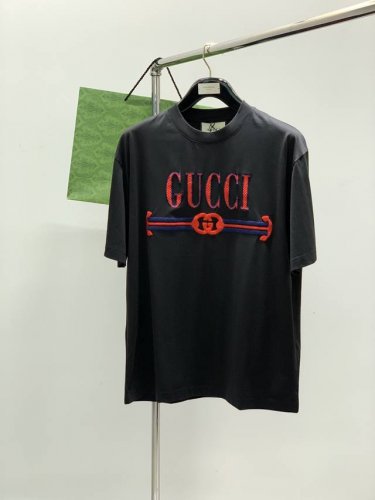 gucci 古驰，2025夏季最新款，专柜同步有售，原单狠货，时尚休闲圆领短袖T恤，上身很有特点！吸睛而有亮点，进口原版面料，顶级刺绣工艺字母图案装饰Logo，