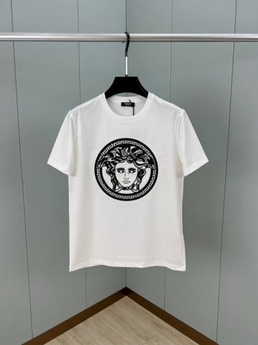 Versace 25春夏新品美杜莎刺绣水晶点缀短袖T恤，正面饰有刺绣美杜莎+水晶点缀，采用定制80支双股丝光棉面料；黑色 白色 M～Xxxl