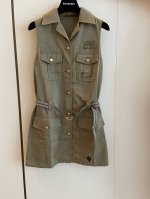 miumi* 25Ss春夏新款 知性分子翻领工装背心连衣裙丨独家Yb开发！高版出品！山系工装口袋设计，甜酷兼备减龄穿搭。金属扣装饰帅气又时髦。配送金属扣腰带，版
