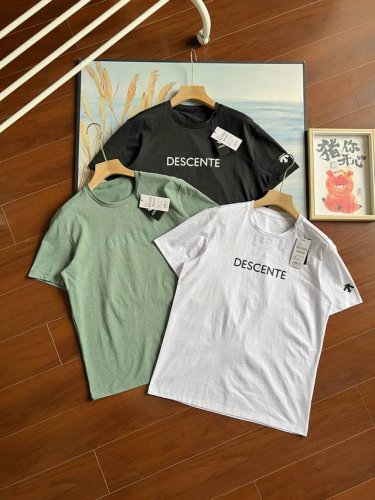 上新# 代工厂P出货！ 2025新品Descente迪桑特男士夏季新款短袖T恤 采用棉质亲肤定制原厂面料 触感细腻 手感顺滑 柔软亲肤 3D立体剪裁 侧缝贯穿式