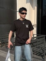 Lv家 2025春夏新款男女同情侣款休闲宽松棉质圆领短袖T恤衫！贸易公司渠道稀出，同步官网发售 ！ 2025春夏最新系列，经典时尚设计元素，为全新系列注入满满活