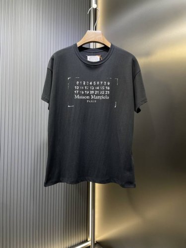 Maison Margiela 顶级复刻 马吉拉2025春夏新款做旧数字Logo印花短袖，宽松版型，日常休闲，依然贯彻解构、先锋的个性主义，以简洁的设计语言融入