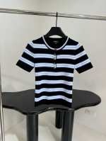 小香25早春新品羊毛套头衫 羊毛面料制作 条纹撞色图案 标识性小香纽扣开合 修身弹力版型 推荐入手 ：黑蓝色 ：S M L