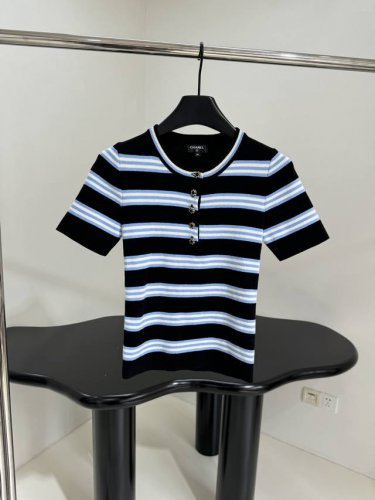小香25早春新品羊毛套头衫 羊毛面料制作 条纹撞色图案 标识性小香纽扣开合 修身弹力版型 推荐入手 ：黑蓝色 ：S M L