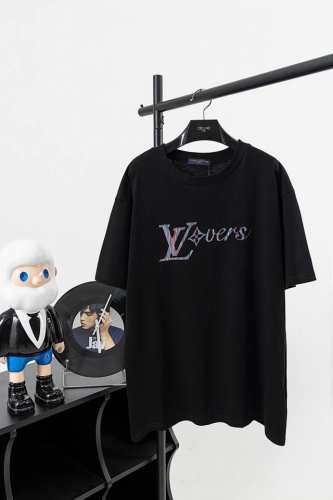 款号：L017 Lv 虹彩竖纹印花短袖 面料采用260克纯棉面料，配套320克螺纹 持久不变型 耐穿耐洗 整体力挺 经典丝印 印花双色渐变效果极佳 尺码：S-X