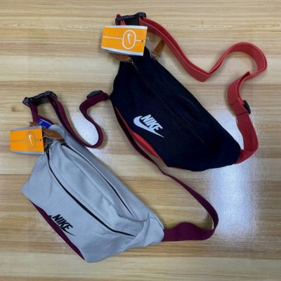 Nike 耐克拼色大容量多功能运动休闲腰包 单肩包 斜挎包 尼龙材质，肩带可随意调节。皮质拉链扣，顺滑拉链，面料防水，出街出门必备。可单肩可斜挎，可任意切换背法