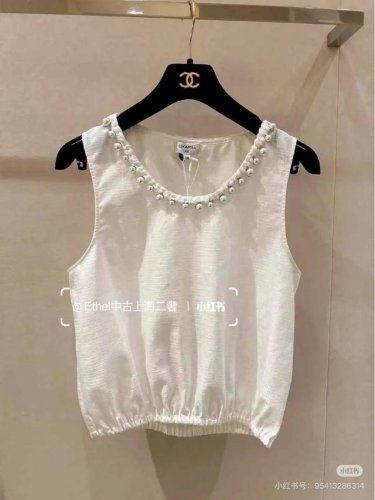 Chane*25新品珍珠吊带背心 定制Yb进口棉绸材质 舒适细腻 圆领吊带背心版型 露出锁骨有效显瘦 手工缝制高亮度珍珠 环绕于领口整圈 可爱中透露性感 配上通
