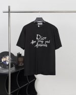 款号D01 Dior 朋友字母刺绣圆领短袖 采用纯棉260克精棉双纱具有良好的透气性，更加柔软、细腻，且具有较好的光泽度。 标准圆领短袖版型，领口呈现圆润的弧形
