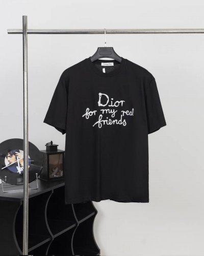 款号D01 Dior 朋友字母刺绣圆领短袖 采用纯棉260克精棉双纱具有良好的透气性，更加柔软、细腻，且具有较好的光泽度。 标准圆领短袖版型，领口呈现圆润的弧形