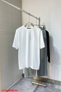 L528 Lv 四叶草暗花白色短袖T恤，低调奢华的V四叶草暗花白色短袖，简约外观下暗藏精致巧思。四叶草暗花低调呈现，作为V经典，是时尚品味与幸运寓意的融合。采用