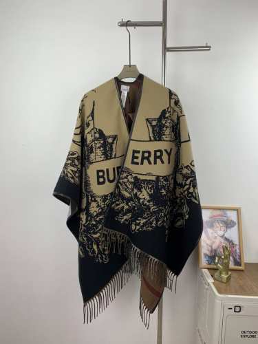 款号J40 礼盒15 新款巴宝莉 Burberrya欧美风经典战马格羊毛流苏大披肩斗篷 经典战马羊毛大披肩披上秒变人间富贵花，毫不夸张的说，它明明就是一件大衣！