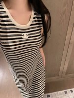 上新 小香25Ss新款条纹连衣裙 经典条纹配色连衣裙 百搭不挑人 显瘦版型 出街Hold住任何场合！ 颜色：杏色 码数：S M L S码推荐： 80~100 M