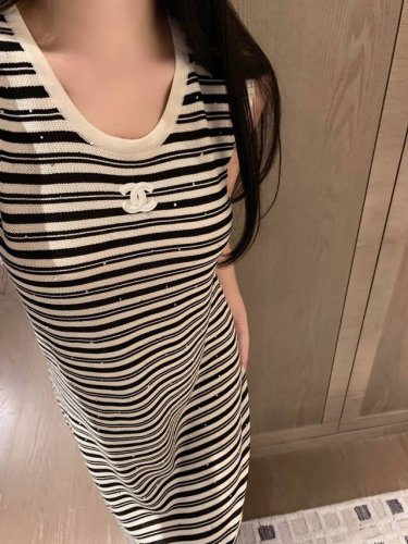 上新 小香25Ss新款条纹连衣裙 经典条纹配色连衣裙 百搭不挑人 显瘦版型 出街Hold住任何场合！ 颜色：杏色 码数：S M L S码推荐： 80~100 M