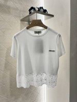 Miumi*2025新品上架 丝毛蕾丝拼接针织上衣 定制Yb丝毛纱线织造 质感光泽 弹力舒适 透气好穿 圆领常规针织上衣 面料柔软带有弹力 呈现显瘦视觉效果 通