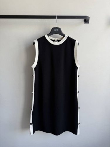 Dio* 短款外套 黑白撞色设计 侧边五角星扣子彰显品牌高端风范 独家定制进口Yb针织棉材质 扣子带有品牌Logo与五角星标志 高级有质感 随意搭配都是轻松自在