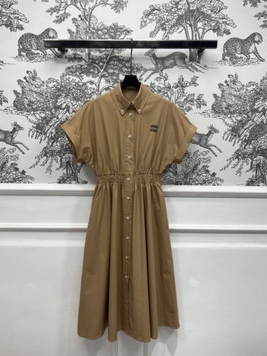 miu 25春夏新款 翻领短袖连衣裙 气质小翻领设计 腰间松紧腰收腰显瘦 腰部褶皱蓬蓬裙摆 干净利落的剪裁优雅大气 又带点少女感裙摆造型 定制Logo纽扣装饰