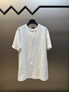 Dior 浮雕提花圆领短袖 纯棉质平纹面料 采用32S双股纯棉纱编织 32S双股由两根32支单纱加捻合成 纱线更粗 强度更高 面料耐磨性较高 同时保留纯棉的吸湿