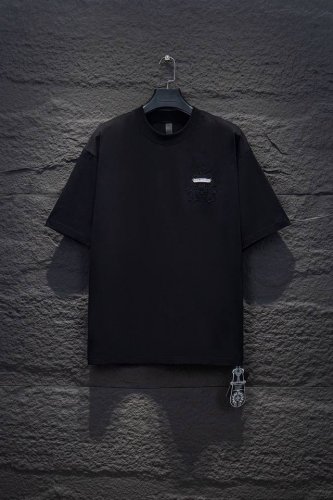款号:7246# chrome Hearts 25Fw 今年大火的克罗心款太了 前幅胸口进口皮标选用Zp材料 1:1还原摸起来顿手 阻力大 区别市场非常光滑的手