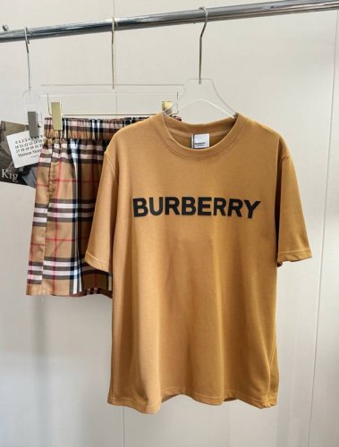 品名：Bbr经典立体硅胶Logo短袖格纹短裤套装 尺码：S.M 颜色：卡其 慵懒感老钱套装，老钱风经典永不过时，上身超级减龄，松弛感的极简主义。短袖胸前定制立体