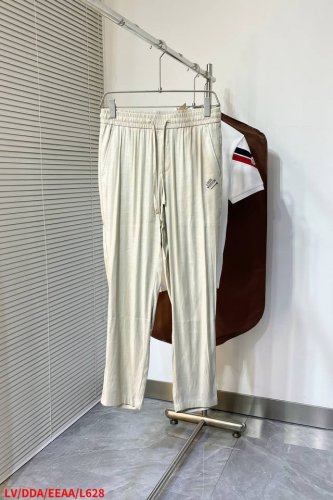 L628 Lv路易威登 25春夏新品极简风拉达家小直筒精梳棉透气面料长裤，在当今快节奏的生活中，一款既舒适又不失风格的卫裤成为了许多年轻人的首选。拉达推出的这款