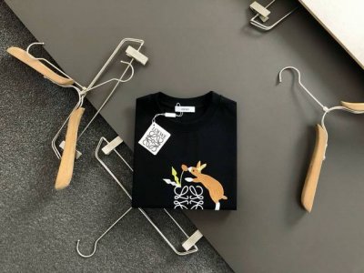 low*合身版型M-Xxxl 25春夏顶级黑色卡通刺绣字母定制皮牌融合重磅短袖，精致工艺专柜面料，顶级元素融合打造，经典短袖3标齐全，潮男时尚，无论是上身舒适度