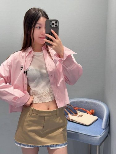 Miumi* 25Ss春夏新款 知性分子简约风短款衬衫丨独家Yb开发！高版出品！定制纯棉衬衫面料质感轻盈舒适！定位刺绣字母低调奢华，经典小短款直裁版型上身巨显瘦