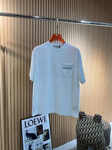 p250 古奇Gucci 2025春夏新款首发专柜最新款短袖圆领T恤 高端订制 设计前卫时尚！品牌Logo印花字母口袋设计 高端定制丝光云朵棉面料.手感柔软.穿