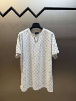 p160 Lv 经典满印短袖 采用16支单面高品精疏棉面料，1*1索罗纳螺纹，布匹直喷，翻印工艺，领口定制五金链条。 size：S M L Xl