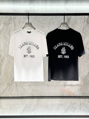 prada 普拉达，短袖T恤，简约而经典。纯白底色纯粹干净，正面“Prada Milano Est. 1913”字样搭配品牌徽章图案，复古又醒目，低调彰显品牌底