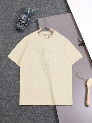 高品质 Loewe 罗意威错位刺绣新款T桖！ 25Ss春夏新品，百灵达万针刺，搭配错位，更加有品味 采用32支260克双纱纯棉原版面料，磨毛处理更丝滑亲肤，重工