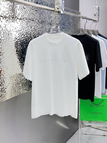 mm6* 顶级货品2025春夏新款首发专柜最新款短袖圆领T恤 高端订制 设计前卫时尚！品牌Logo重工艺设计 高端定制260克面料.手感柔软.穿着舒适.专柜级别