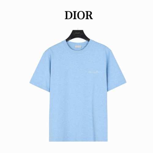 dior 迪奥 水洗磨破前后字母印花短袖 夏季渠道限定新款 简约又不失风格的复古品牌标识，夏日炸街酷毙了 情侣气质款，领口、袖口，下摆破洞。采用定制面料。添加杜