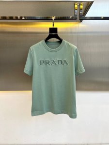prad普拉、2025春夏男士新款经典Logo圆领短袖T恤。进口纯棉面料，面料手感丝滑柔软，透气亲肤性极佳，着身无比的舒适，整体质感相当之高！衣身胸前标志性徽标