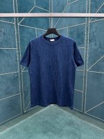 迪奥 25Ss新款 T 恤是二零二五秋季男装系列新品 饰以经典的 Oblique 印花 采用深蓝色棉质平纹针织面料精心制作 通体饰以剪线提花工艺 Oblique