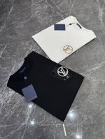 Lv 25Ss新款圆领T恤！潮人必备！珠片绣绣花工艺.经典色彩搭配时尚好看.整体效果年轻有活力！280G棉材质精制而成，着感手感都相当舒适.手感细腻有质感！ 颜