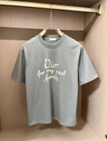dior 2025新款 圆领 短袖 T恤 高端版本！专柜定制面料 透气舒适度高，细节无可挑剔，品牌元素设计理念，体现高品质。手感细腻柔软！呈现休闲裁剪，上身版型