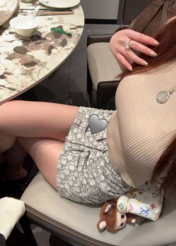 上新 迪奥新款老花Logo提花牛仔短裤 今天的漂亮和快乐都是迪奥给的 穿出贵气千金感的宝藏牛仔裤短裤 屁屁双口袋设计 陷入慵懒时髦精的夏天 重工字母提花Logo