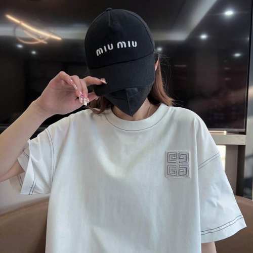 高端复刻 Givenchy 纪梵希Gvc 胸口4G明线刺绣短袖 白色 面料：采用60支丝光双股 以白色为基，黑色明线点缀在白色之上，细节中流露出高级感 面料采用