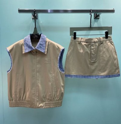 马甲 裙子270 Miu'miu2025新款格子撞色套装 又飒又利落 复古文艺风 采用经典卡其色 高级又好穿 Sml