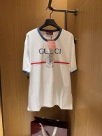 上新！ 你永远都可以相信Gucc* 25Aw开春最清新徽标印花发泡混合Tee！纯白+清新蓝 的配色高级得很！找回少年感穿搭！很耐品 一眼就认准的款！ 它是100