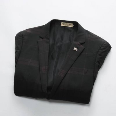 高版本 巴宝莉 2025Ss欧洲专柜主打系列。男士修身西服 ，采用进口羊毛面料 ，面料超级牛逼上身潇洒大气 ，贵气十足！男神必备码数:M-Xxxl 下单请报身高