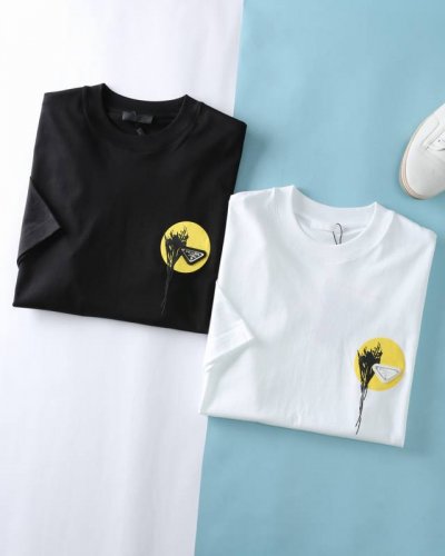 pa*拉 25Ss春夏新款丝光云朵棉圆领短Tee，男女同款胸前三角标金属徽章时尚休闲套头短袖T恤衫！贸易公司渠道稀出，领先Gw发售！P家新款T恤以其精湛的面料、