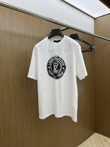 louis Vuitton 路易威登 2025夏季新款短袖字母T恤男女同款 本款甄选优质面料，触感柔软亲肤，穿着舒适透气，版型简约大方，修饰身形。正面醒目呈现标