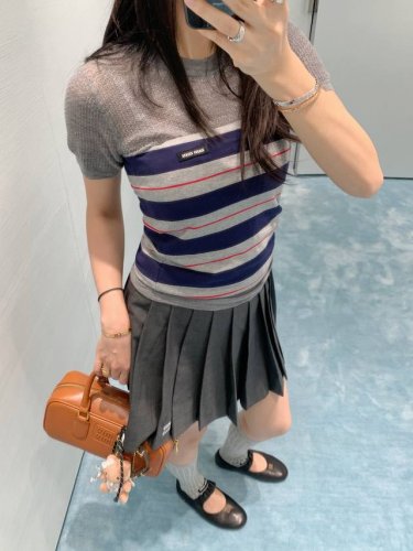 Miumi*25Ss春夏新款 微标条纹拼色叠穿抹胸 原版开发 高版出品 抹胸的版型也是超级赞 叠穿的设计 既可以单穿展现性感小蛮腰 也可以搭配外套或者衬衫 打造