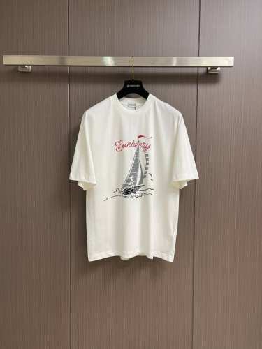 Burberry 2025Ss春夏新款帆船字母Logo印花短袖T恤，设计感十足干净又清爽 满满的青春活力 凹起造型来妥妥的好看经典的小圆领设计简洁好穿 走在街上
