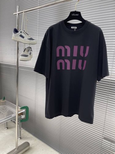 miumiu 大Logo圆领T恤 硅胶立体印花 后领贴片 干净高级 双层螺纹领口 肩部通肩压条 280克纯棉面料舒适透气 男女同款 码数：S-Xxl S码衣长7