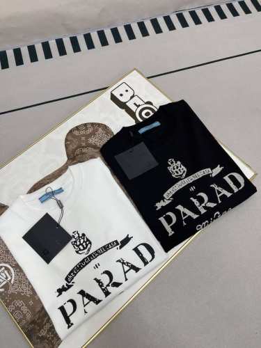 普拉达prada 2025经典款胸印花大Log极简风男女同款纯棉圆领短袖T恤 p家拿手绝活 极简主义 简单舒适不挑人 男女同款T恤 出门抓来就是对的穿搭 怎么自